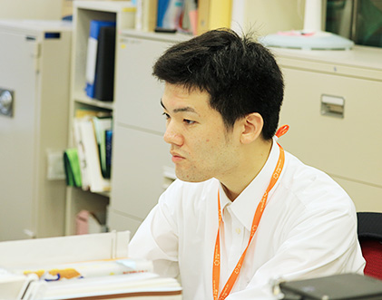 オフィスで働く藤田裕樹の写真