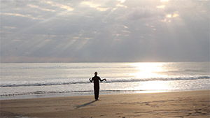 LISTEN シーン画像：海辺で男性が立っている様子