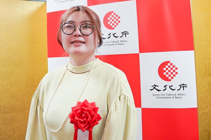 手話のまち 弊社フェロー社員・牧原依里が「芸術選奨文部科学大臣新人賞」を受賞しました