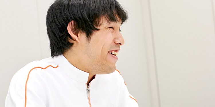 インタビューの様子：横顔の松崎さん