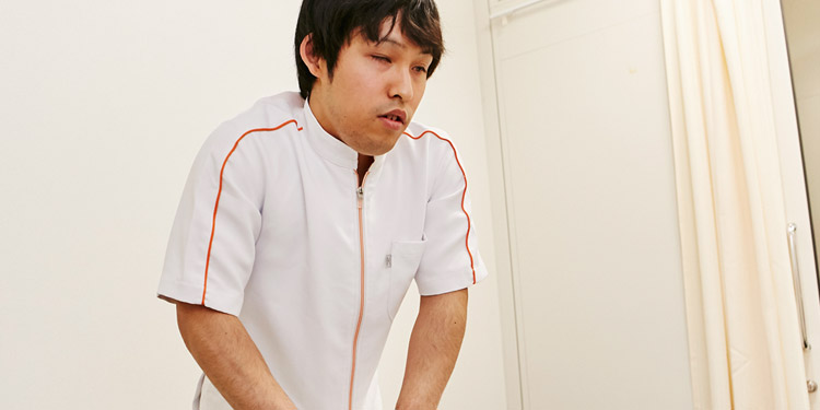 施術の様子：黙々と励む松崎さん