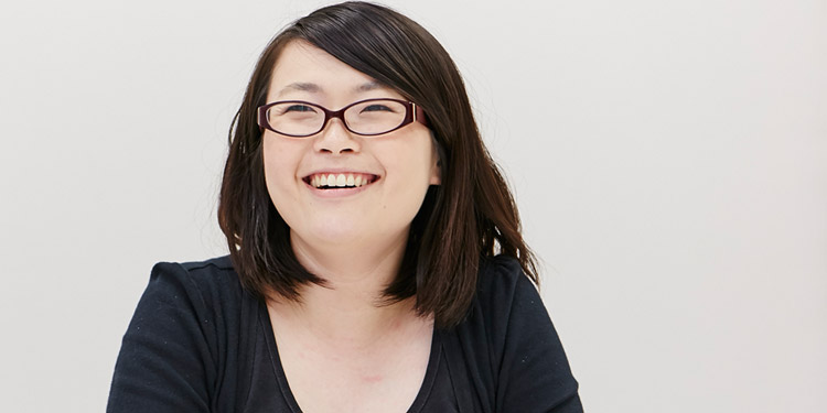 インタビューの様子：笑顔の牧原さん