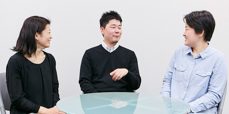 インタビューの様子。左から笑顔で二人を見る増田さん、柴田さんに問い変える様子の有田さん、有田さんに返答する柴田さん