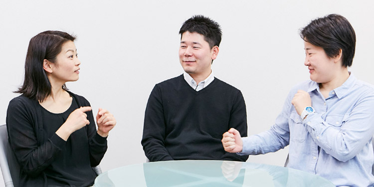 談笑中の三人。話す増田さんを見つめる有田さんと柴田さん