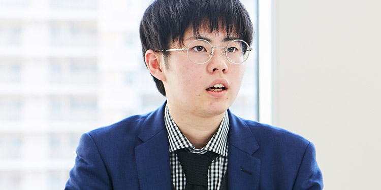 インタビューの様子：真剣な眼差しで答えている槇岡さん