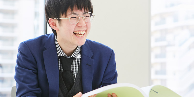 インタビューの様子：笑顔の槇岡さん