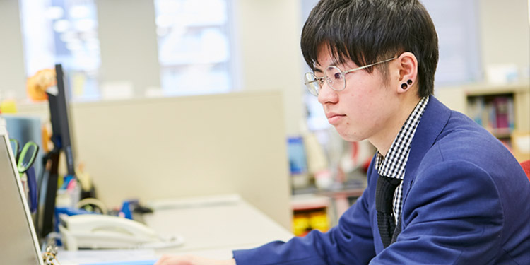 オペレーション業務の様子：横顔の槇岡さん