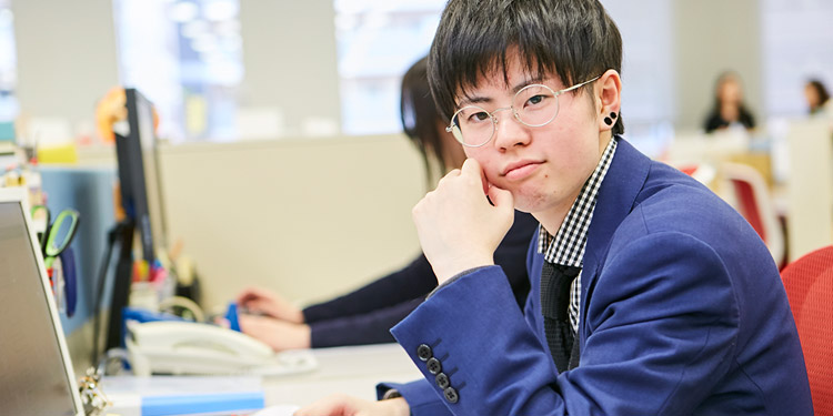 カメラをみつめる槇岡さん