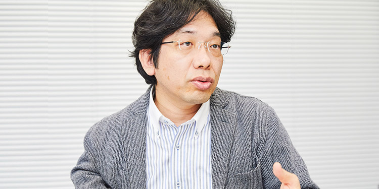インタビューの様子：真剣な眼差しで答えている土肥さん