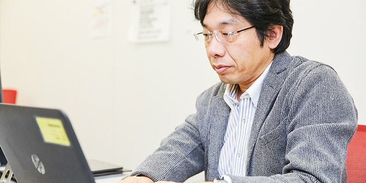 オペレーション業務の様子：横顔の土肥さん