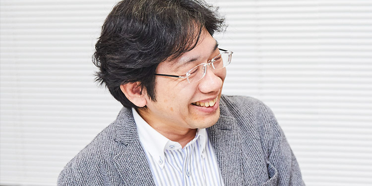 インタビューの様子：笑顔の土肥さん