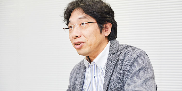 インタビューの様子：横顔の土肥さん